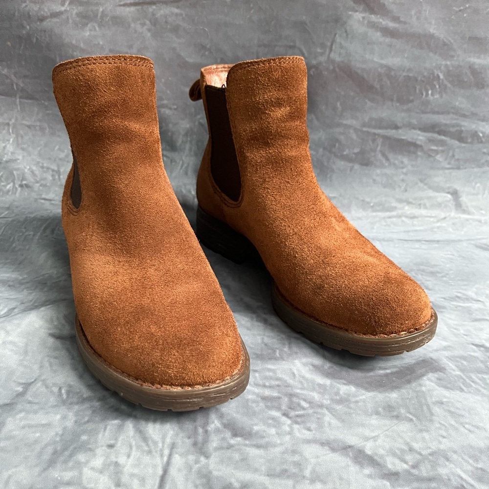 BORN COVE BOOTS SIZE 9
